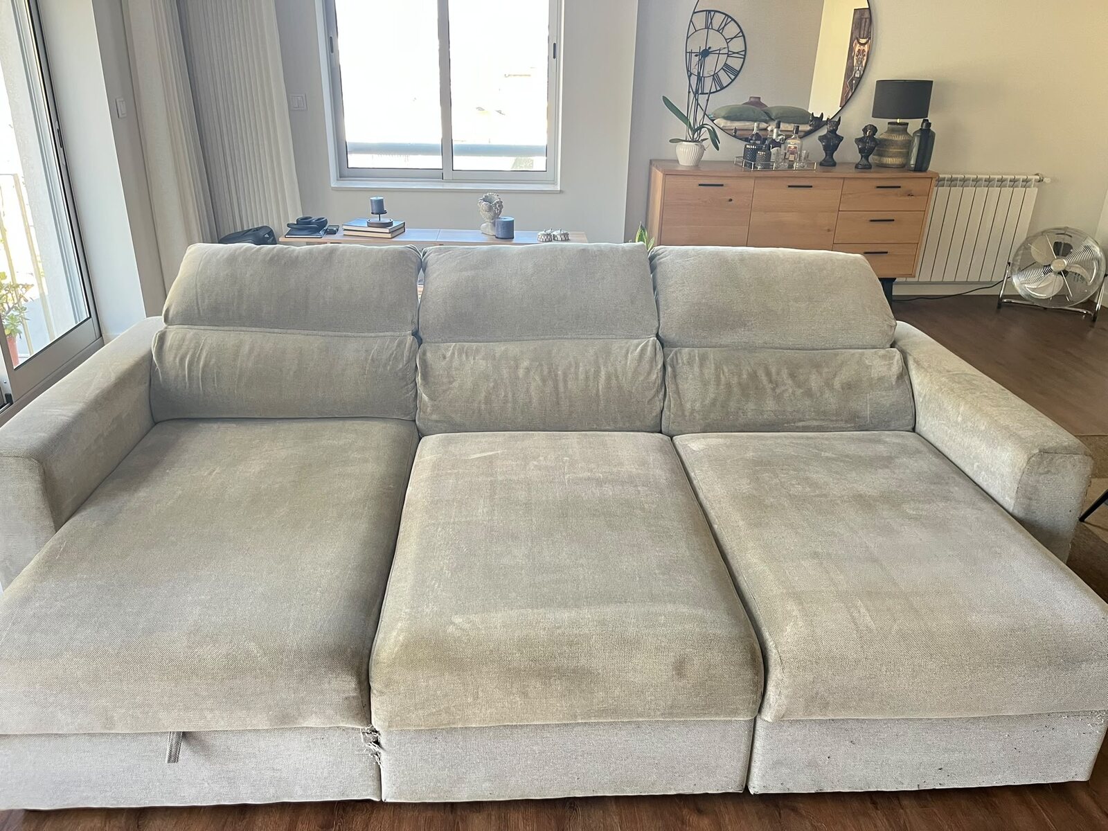 Sofá cinzento depois da limpeza